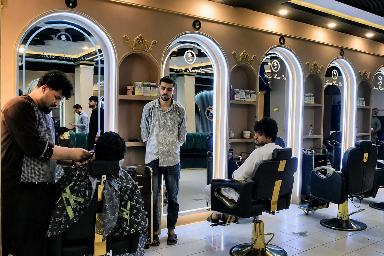 استاد Focus Hair Cut هنگام اجرای خدمات اصلاح